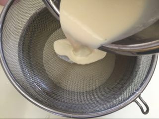 法式焦糖烤布蕾,将布丁液过滤3次。这样吃起来更滑。