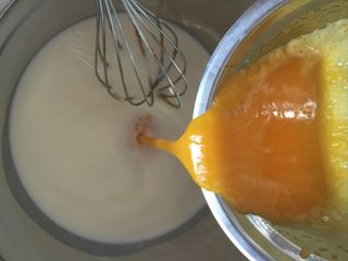 法式焦糖烤布蕾,将奶液和蛋黄一起搅拌。（布丁液）