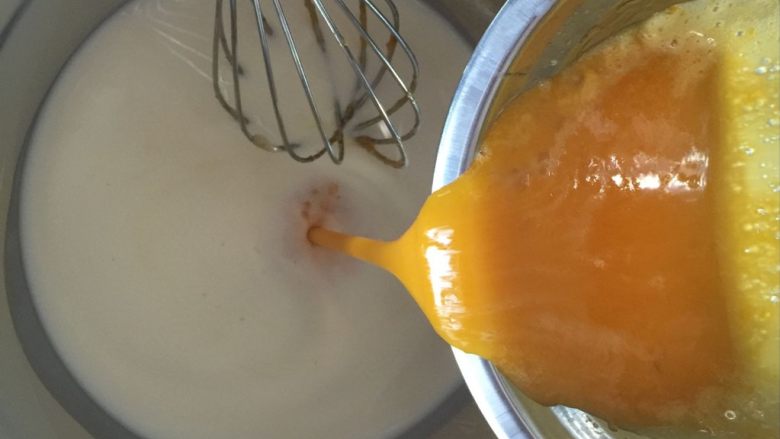 法式焦糖烤布蕾,将奶液和蛋黄一起搅拌。（布丁液）