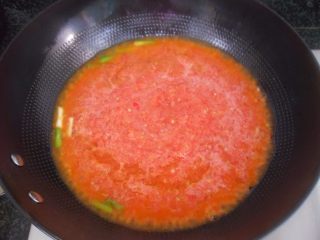 番茄肉絲濃湯,倒入番茄羹大火煮沸