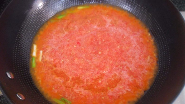 番茄肉丝浓汤,倒入番茄羹大火煮沸