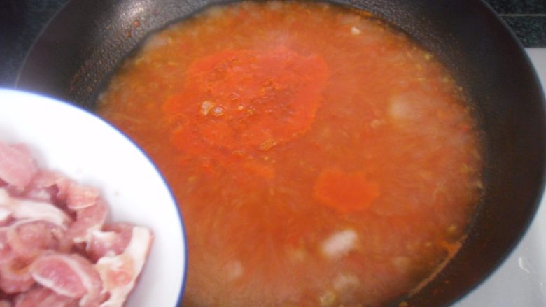 番茄肉丝浓汤,煮至汤汁浓稠，香味溢出，倒入腌制过的肉丝，倒入后别急着搅拌肉丝，煮分钟左右再用筷子划散，这样可以使淀粉稳稳的黏实肉丝，吃起来口感嫩滑