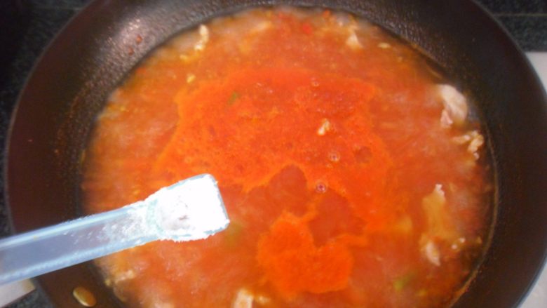 番茄肉丝浓汤,大火煮5分钟左右，调入盐
