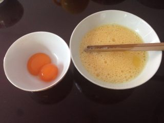 三色蒸蛋,把咸鸭蛋的蛋黄取出，蛋白和新鲜鸡蛋液放在一起打匀，倒入一点料酒去腥，再加适量清水。