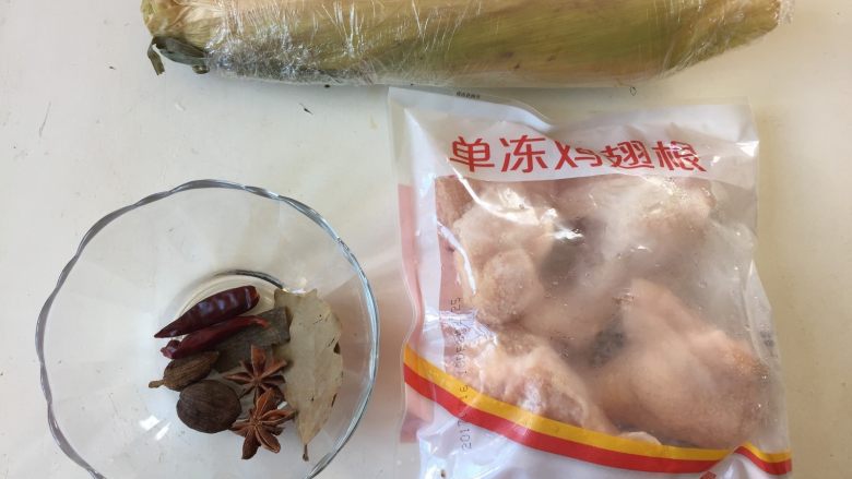 砂锅玉米焖翅根,准备好食材；