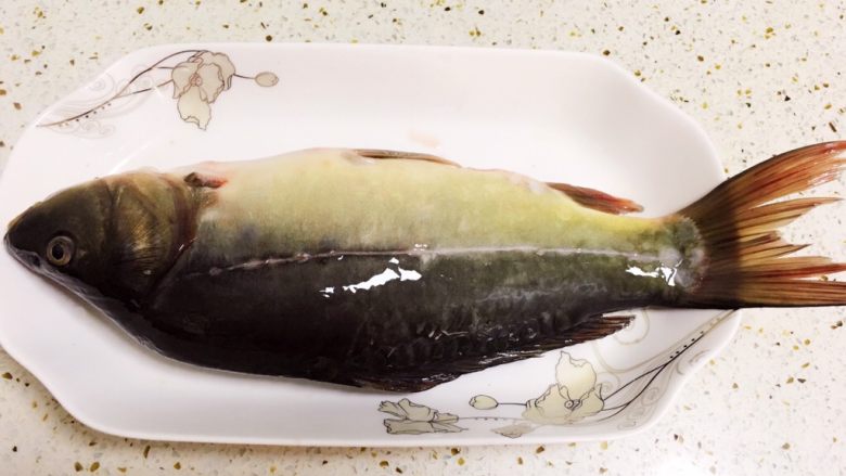 酸菜烧鱼,将鱼去鳞片内脏后洗净。