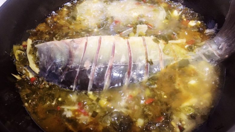 酸菜烧鱼,将腌制好的鱼表面涂抹一点淀粉，然后大火，放入酸菜汤里。