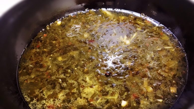 酸菜烧鱼,然后加入适量水（以超过整条鱼为准）。
然后大火烧开后中小火煮十分钟，熬出酸菜及其他配料的味道。