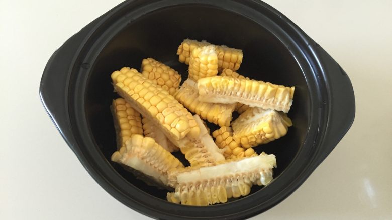砂锅玉米焖翅根,放入砂锅中；