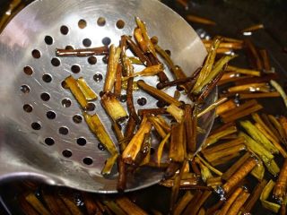 老上海葱油拌面,


小火满熬至葱的香味完全激发出来后，葱叶瘪下去变成金黄色即可出锅


