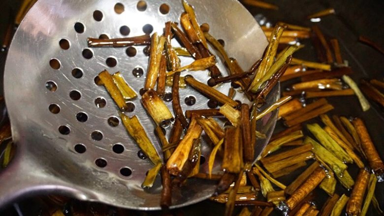 老上海葱油拌面,


小火满熬至葱的香味完全激发出来后，葱叶瘪下去变成金黄色即可出锅


