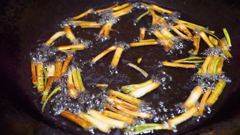 老上海葱油拌面,


锅内倒油烧热，然后放入葱白小火慢熬


