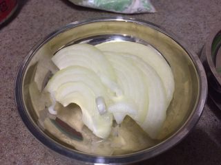 亲子饭,洋葱去皮，取1/4，切薄片。