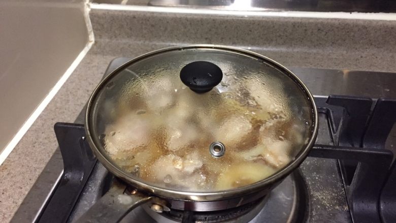 亲子饭,转小火盖盖，焖1-2分钟，用筷子能扎透鸡块，鸡肉就熟了。