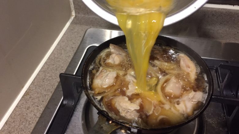 亲子饭,鸡肉熟了，就由锅子中央开始，画圈淋入蛋液。