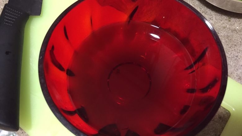 亲子饭,取100ml稀释后的高汤，加<a style='color:red;display:inline-block;' href='/shicai/ 692'>酱油</a>和味琳，调成酱汁。