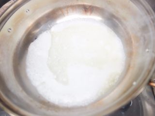 青蛙泡芙,牛奶45g 水45g 黄油37g 糖3g 盐0.5g放入锅中煮沸