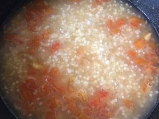 番茄青菜小米疙瘩汤,水开后，下小米疙瘩，边倒入边搅拌，手要快，不要成坨。