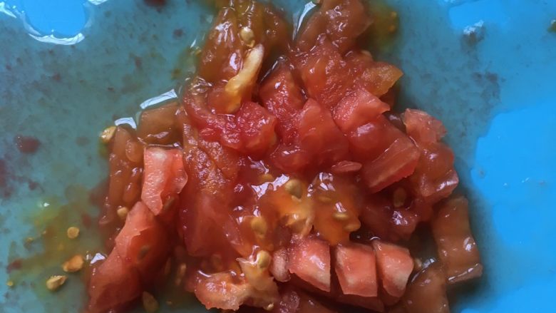 番茄青菜小米疙瘩汤,去掉根和中间硬芯切碎。