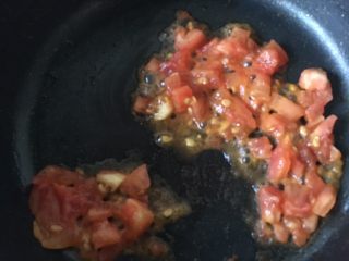 番茄青菜小米疙瘩汤,倒入番茄翻炒出汁。