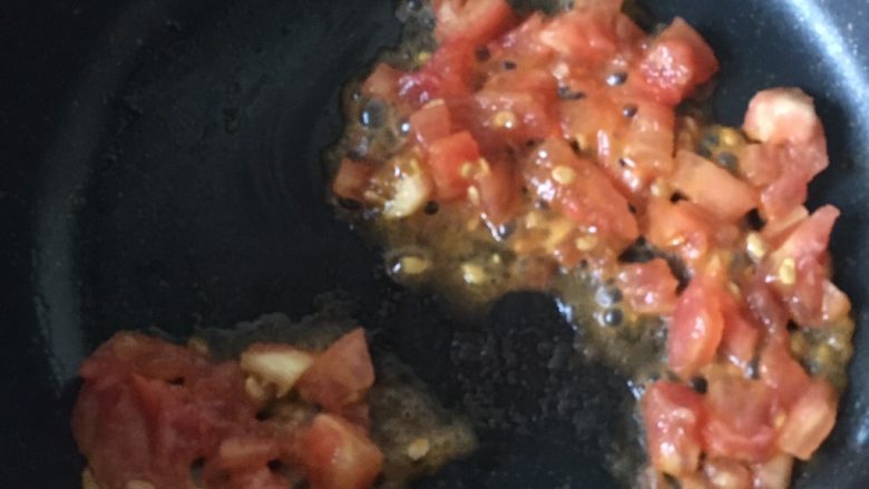 番茄青菜小米疙瘩汤,倒入番茄翻炒出汁。