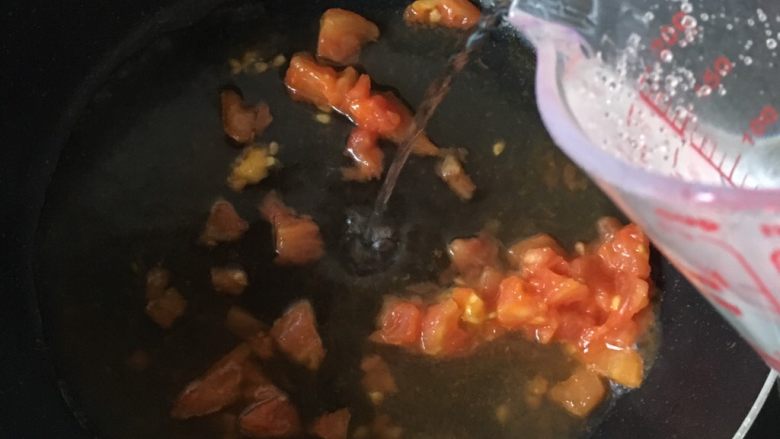 番茄青菜小米疙瘩汤,加适量清水，我大约加了500ml。