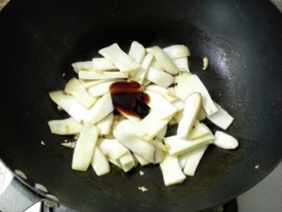 蚝油杏鲍菇,5.	加入一大勺蚝油翻炒上色后，加两汤匙水焖煮至杏鲍菇变软