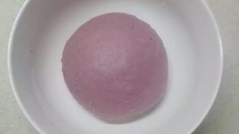 紫薯版麻薯软欧,将a料除黄油外混合揉成团。