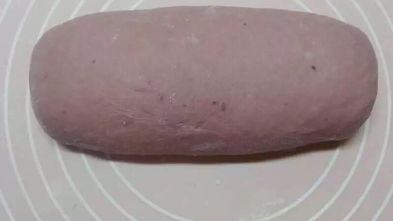 紫薯版麻薯软欧,卷起来捏合。