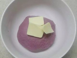 紫薯版麻薯软欧,加入黄油，揉至扩展阶段。盖上发酵至两倍大。