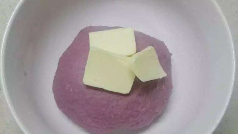 紫薯版麻薯软欧,加入黄油，揉至扩展阶段。盖上发酵至两倍大。