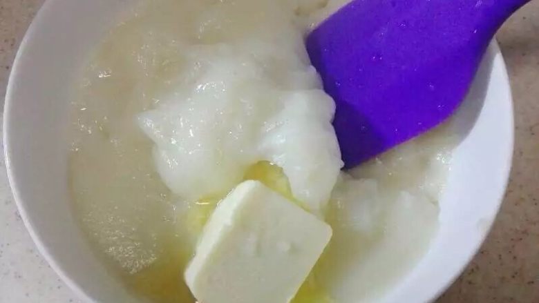 紫薯版麻薯软欧,放上蒸锅蒸30分钟，蒸好取出加入黄油。