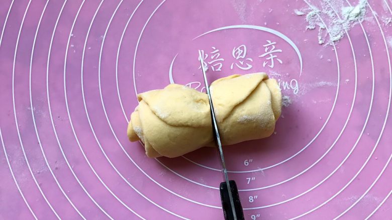 南瓜玫瑰卷,然后用刀沿着筷子压痕处切下去一分为二