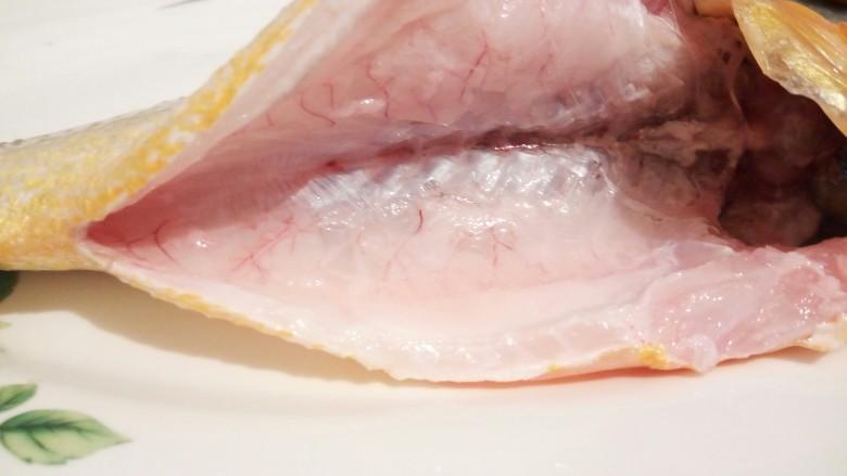 葱油大黄鱼,再来处理鱼肚子，用剪刀剪开，清理干净（鱼肚子的那层黑膜一定要撕干净）