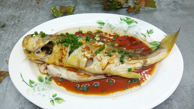 葱油大黄鱼,家人最喜欢黄鱼这样吃。