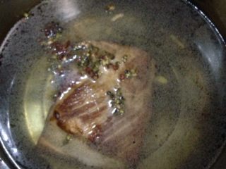 梅菜扣肉,锅里放一锅水，放入花椒，生抽，盐胡椒粉，八角一起煮10分钟左右