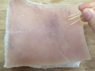 梅菜扣肉,在皮上涂上一层醋然后用牙签迅速插洞即可