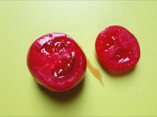 西红柿烘蛋,1.西红柿洗净，从靠近顶端三分之一处切掉一片
