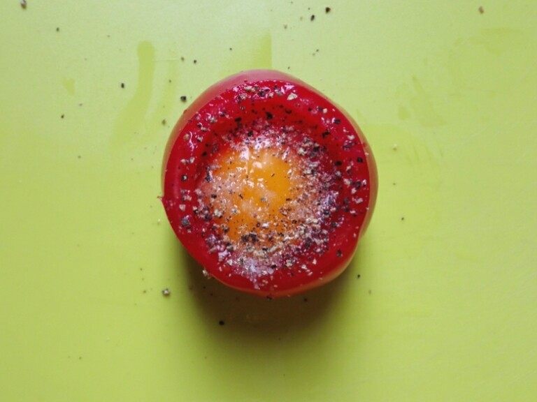 西红柿烘蛋,4.撒上适量盐和现磨黑胡椒碎

