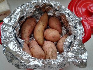 坤博砂锅烤红薯,把红薯放入砂锅。

