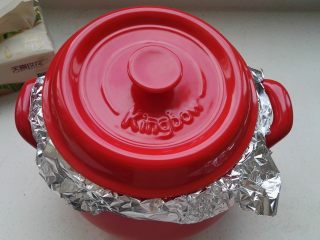 坤博砂锅烤红薯,盖上锅盖（高出锅口的锡纸有利于把多余的水蒸汽排出锅外）。