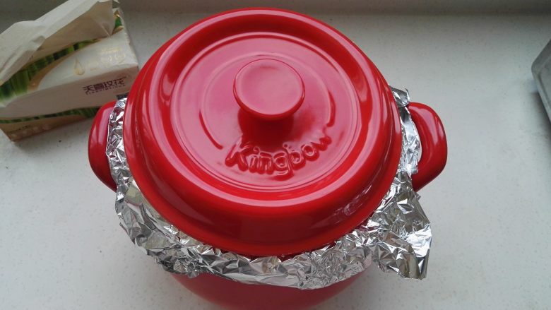 坤博砂锅烤红薯,盖上锅盖（高出锅口的锡纸有利于把多余的水蒸汽排出锅外）。