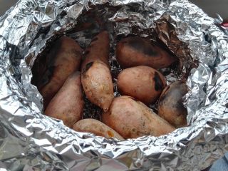 坤博砂锅烤红薯,再烤10分钟关火，充分利用砂锅锅体储存的热能焖红薯（具体烤制时间根据红薯的大小和火力的大小不同灵活选择）。
