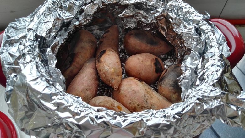 坤博砂锅烤红薯,再烤10分钟关火，充分利用砂锅锅体储存的热能焖红薯（具体烤制时间根据红薯的大小和火力的大小不同灵活选择）。
