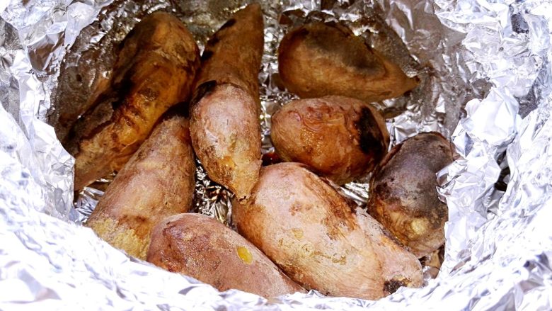 坤博砂锅烤红薯,打开盖子，用筷子捅下红薯，能轻松穿透就熟了。

