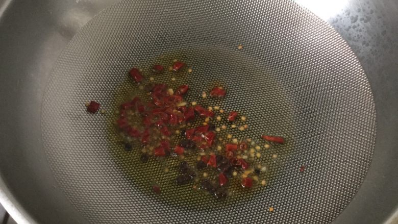 炝拌虾皮卷心菜,起油锅烧热，依次放入花椒和辣椒后关火