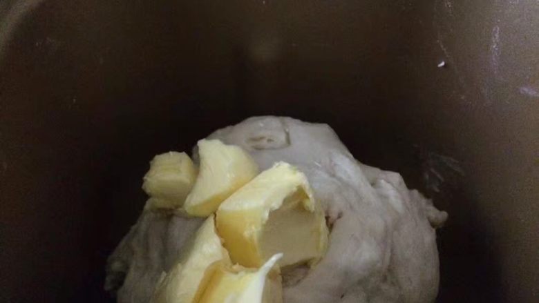 一次发酵吐司面包,一个揉面程序结束后，加入室温软化的黄油继续柔美13分钟