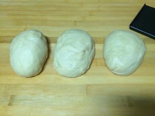 一次发酵吐司面包,一半面团分成三个面剂子，揉至光滑后静置10分钟