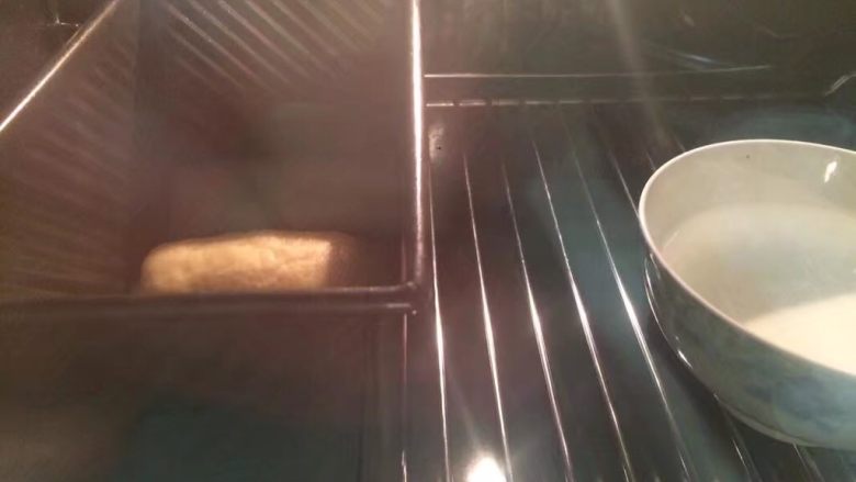 一次发酵吐司面包,放入烤箱中，烤箱里再放一碗清水，开启38度发酵温度发酵，发酵时间大约50分钟左右