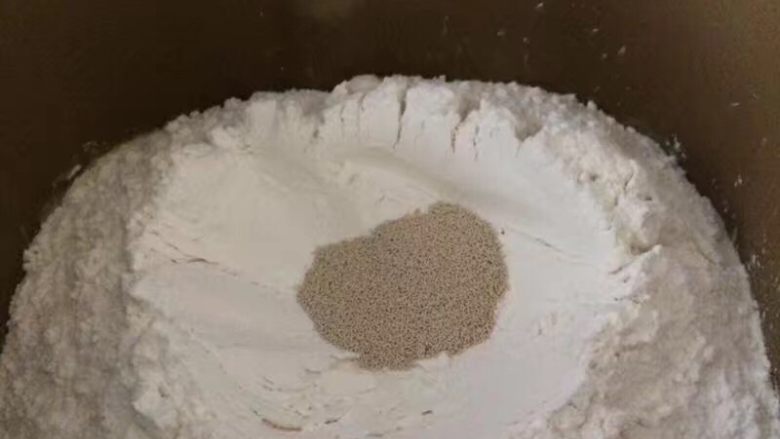一次发酵吐司面包,酵母粉放在面粉最上面，开启揉面程序，揉面20分钟